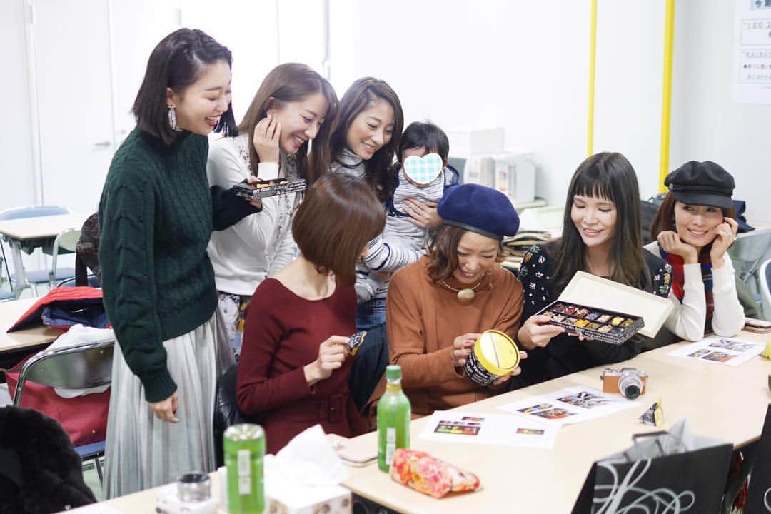 竹中一江のインスタグラム：「老舗チョコレート専門店#サロンドロワイヤル さんの新作チョコレートブランド『 #ポルト 』の試食会へ😋 #porteSR #チョコレート #座談会 #息子はあたちゃんが抱っこしてくれて♡ #ママはその間チョコ何個食べたかなw」