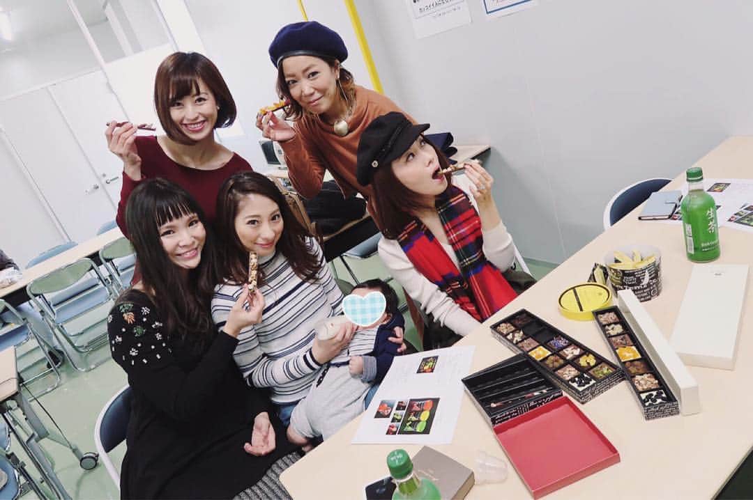 竹中一江のインスタグラム：「#サロンドロワイヤル さんの新作チョコ💓 色鮮やかなドライフルーツとナッツが沢山でワクワクする💓 #新作チョコ #ポルト #porteSR #試食会 #息子はミルク♡ママはチョコ♡ #あたちゃんありがとう♡」