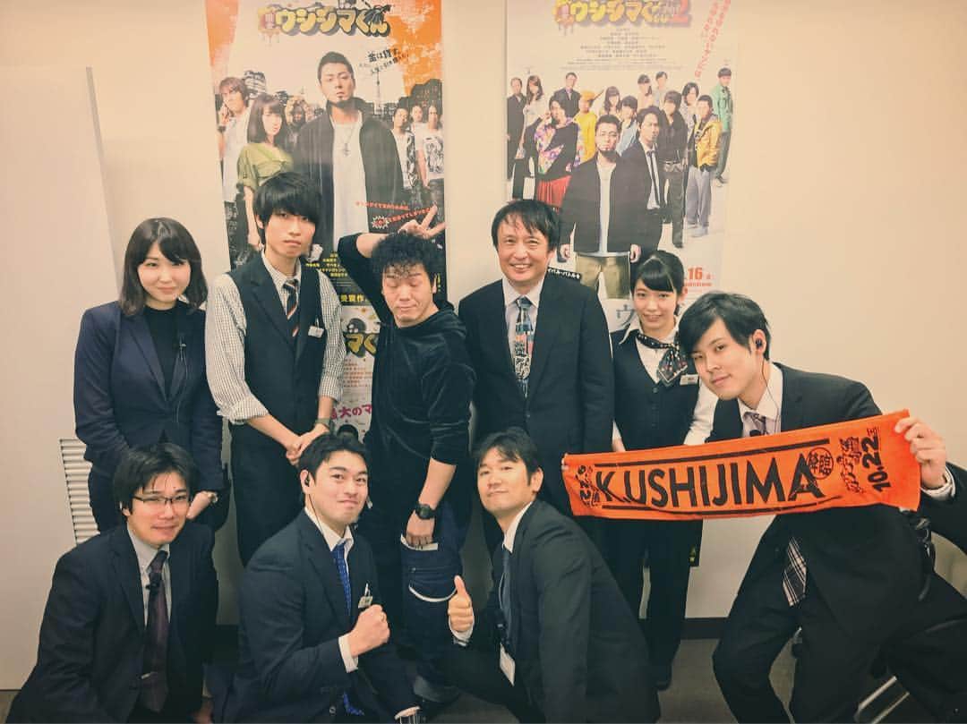 TVドラマ&映画『闇金ウシジマくん』公式のインスタグラム：「柄崎降臨！やべきょうすけ 真夜中の『だべりナイト』 @横浜ブルク13にお越し下さった皆様ありがとうございました😎👍 終了後にやべさんと山口監督、劇場スタッフの皆さんとパシャリ📷✨ #やべさんめっちゃいい人 #闇金ウシジマくんthefinal」