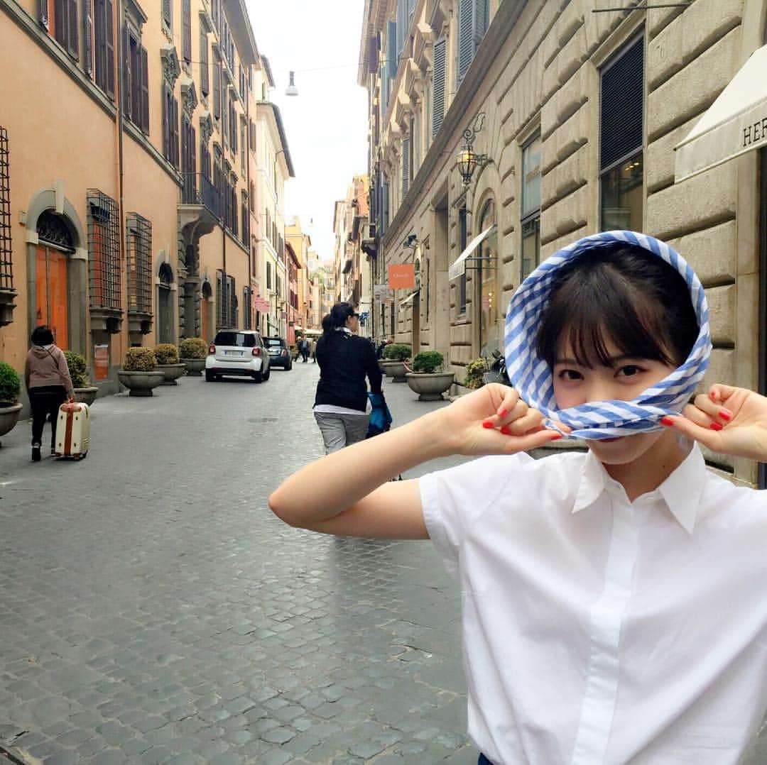 西野七瀬さんのインスタグラム写真 - (西野七瀬Instagram)「ローマの街で、まさかの泥棒風ほっかむり。「ローマの休日」のオードリーヘプバーン風な衣装なのに……（笑）。 #西野七瀬  #風を着替えて」10月26日 8時25分 - nanase_kazewokigaete