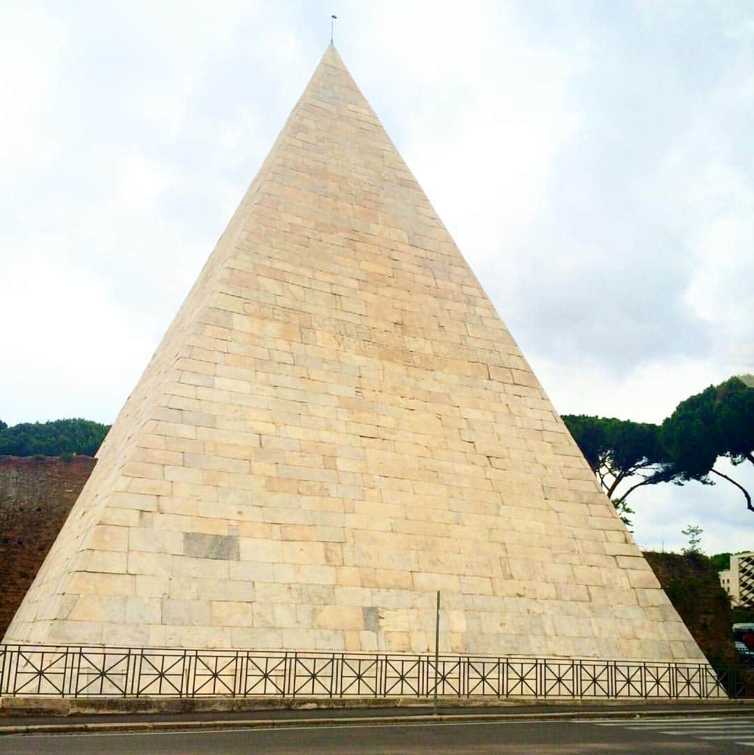 西野七瀬のインスタグラム：「ローマの街にピラミッド？？ #西野七瀬 #風を着替えて」