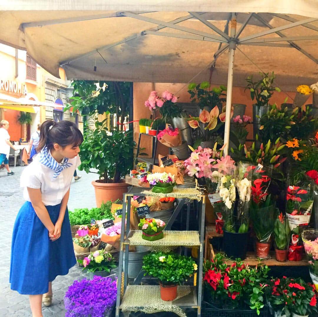 西野七瀬さんのインスタグラム写真 - (西野七瀬Instagram)「路上に、こういった花屋があるのも、ローマの素敵なところです。 #西野七瀬 #風を着替えて」10月26日 17時33分 - nanase_kazewokigaete