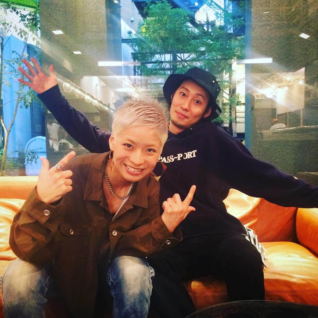 真崎ゆかのインスタグラム：「DaB表参道店の谷口さん✨ 今日はボーズにするかしないかでそーとー悩みました。 途中で止めました。 …にしてもそーとー切っちゃった♡ 春から夏にかけては頑張って伸ばしてたけど、ダメでした。笑  谷口さん、今日もかっこよい感じにしてくれてありがとうございました😊  谷口さんのポーズが可愛い。笑  #dabomotesando #谷口さんありがとう」