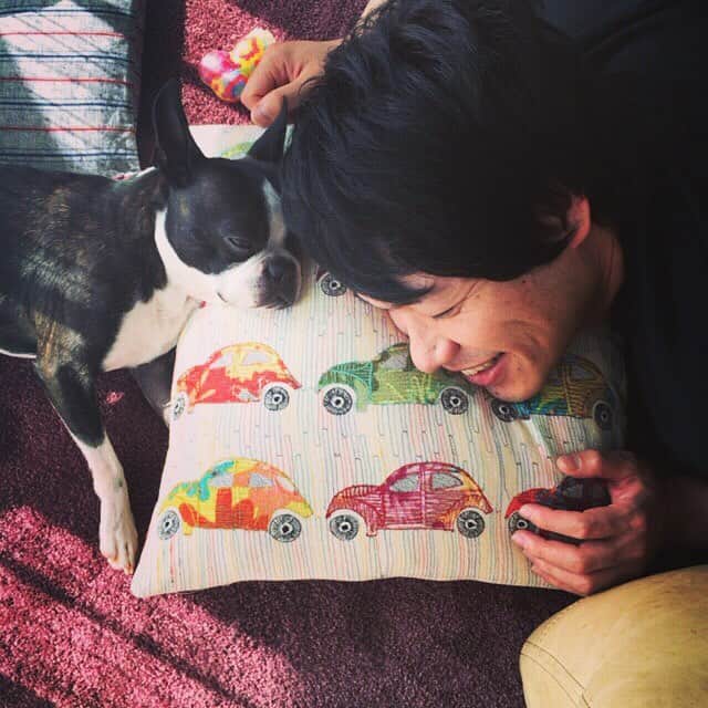 川島明のインスタグラム：「すごい激務の次の日は心からぐうたらする事にしている。」