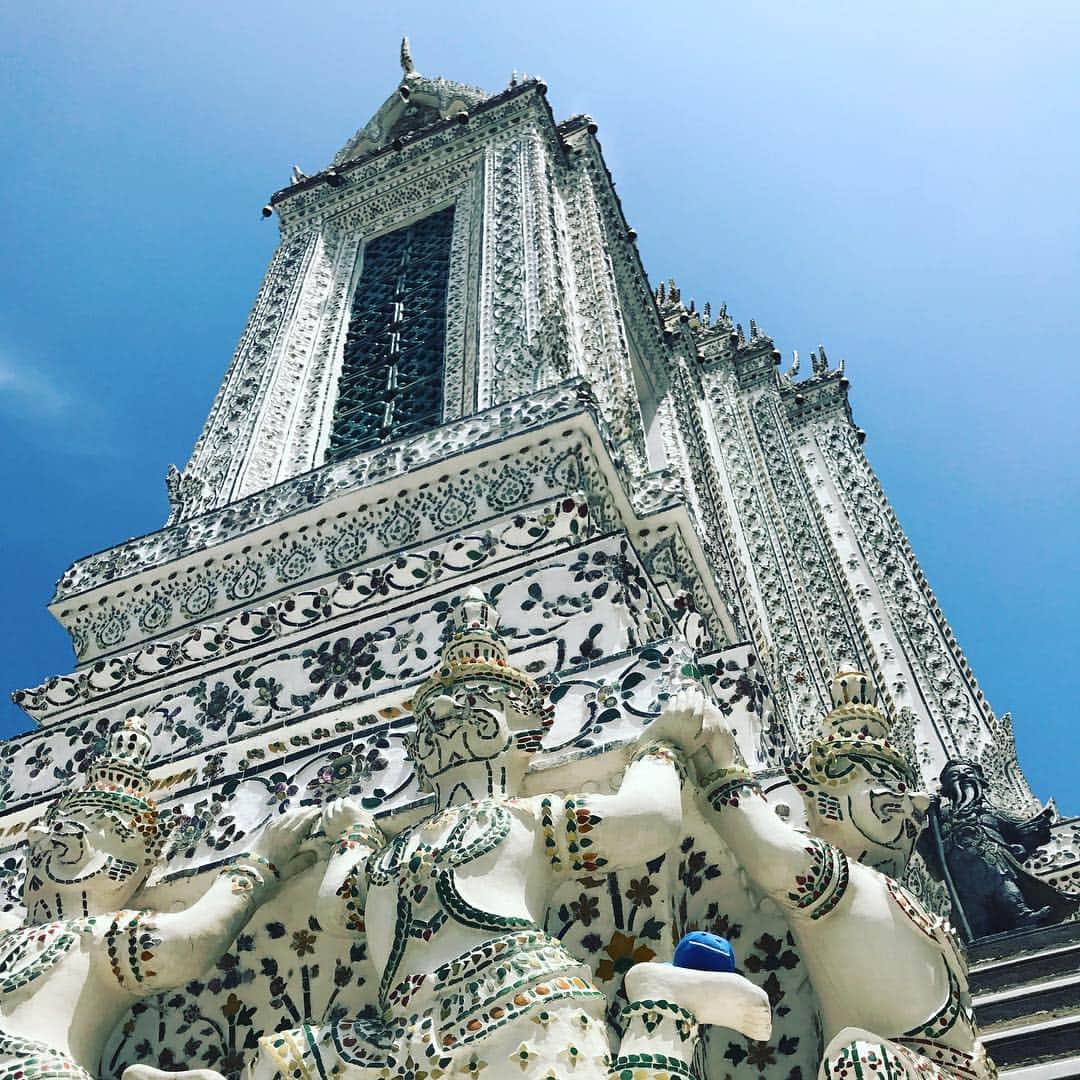 ROU [ルー]のインスタグラム：「好奇心旺盛なROU、世界に飛び出します #今回はタイ🇹🇭 #正式名称はワット・アルンラーチャワラーラーム #三島由紀夫の小説「暁の寺」の舞台 #10バーツ効果にも描かれてる #theo #rou #thailand #bangkok #watarun」