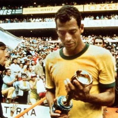 アンデルソン・バンバのインスタグラム：「Brazilian football lost one of its biggest idols. RIP Carlos Alberto Torres.  O Futebol brasileiro perdeu um dos seus maiores ídolos. O maior capitão de todos os tempos! Descanse em paz capita!!」