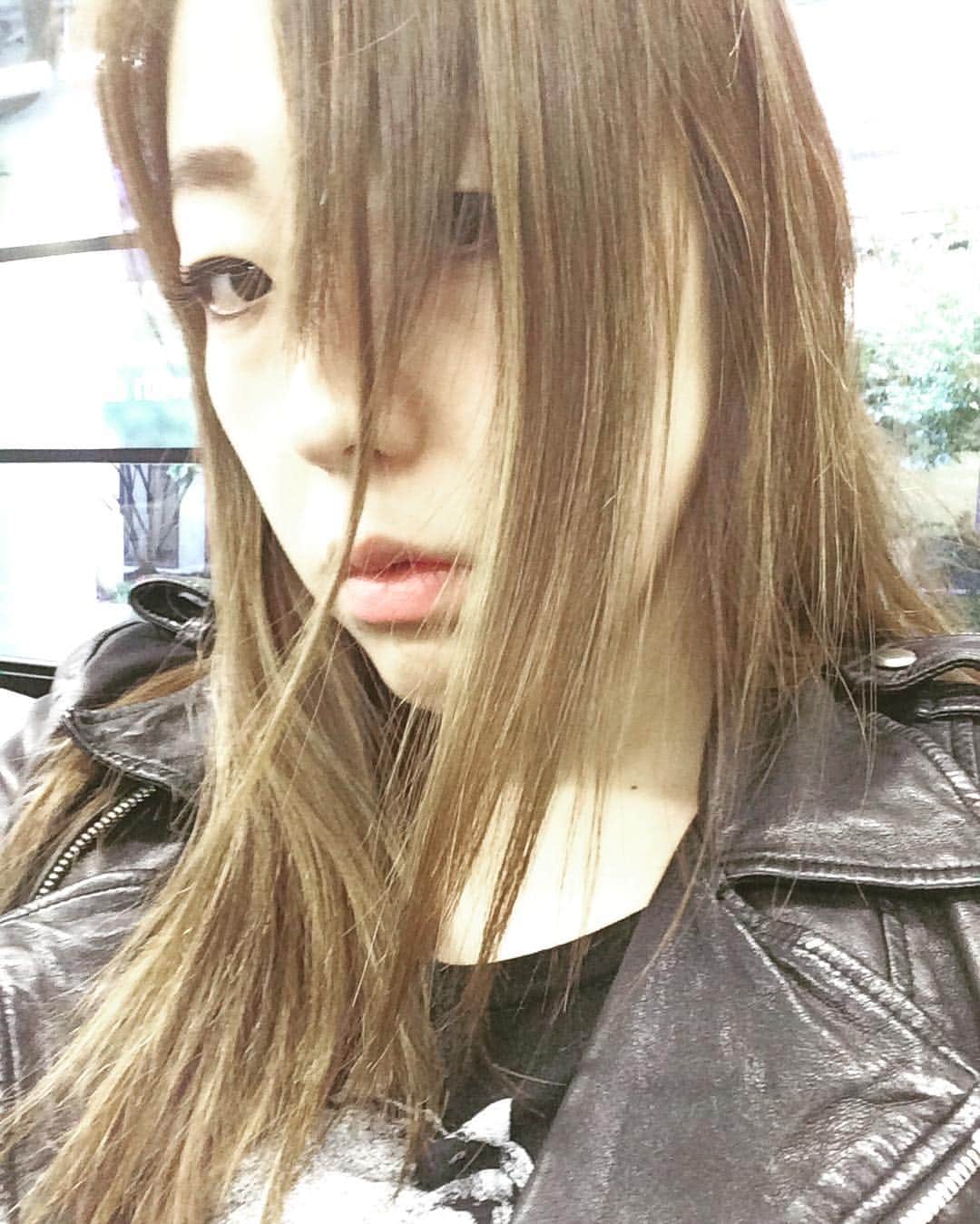 村主章枝さんのインスタグラム写真 - (村主章枝Instagram)「メッシュの具合はいいんだけど、前髪が伸び過ぎて邪魔💦 髪色、グレーにしたいな〜〜」10月26日 22時30分 - fumie.suguri