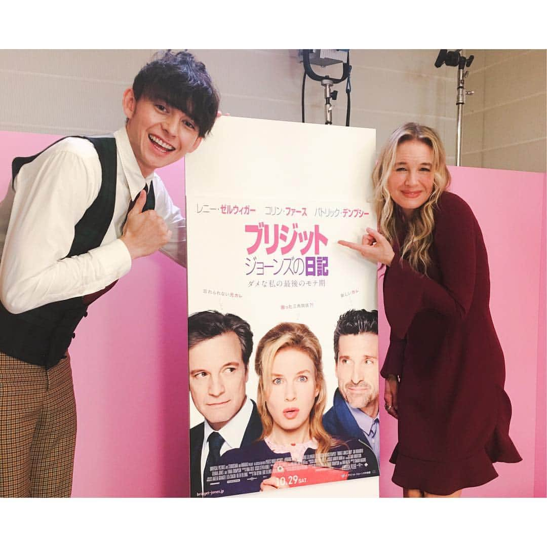 ハリー杉山さんのインスタグラム写真 - (ハリー杉山Instagram)「レニー・ゼルウィガーにハロハロ！ そうなんです！ 世界一可愛いブリジットが帰ってきた！！ ドジでおっちょこちょいだけど愛溢れる憎めない、一緒に1日過ごしたらハートをもってかれるの間違いなし！終始笑って泣いてBGMからイギリス人ならではのユーモア炸裂！！あぁ〜 絶好調な人でも今悩んでる人でも女子同士でも家族と一緒でもとにかく見て欲しい傑作！この映画を友達と見たら一晩じゃ話せきれないくらい盛り上がる！  そんなレニーのインタビューは今日のノンストップ！でオンエアします(^_^) 今週土曜29日に新作は全国公開されます(^_^)見逃せナイスワン！！！ #reneezellweger #bridgetjonesbaby #ブリジットジョーンズの日記ダメな私の最後のモテ期」10月27日 7時56分 - harrysugiyama