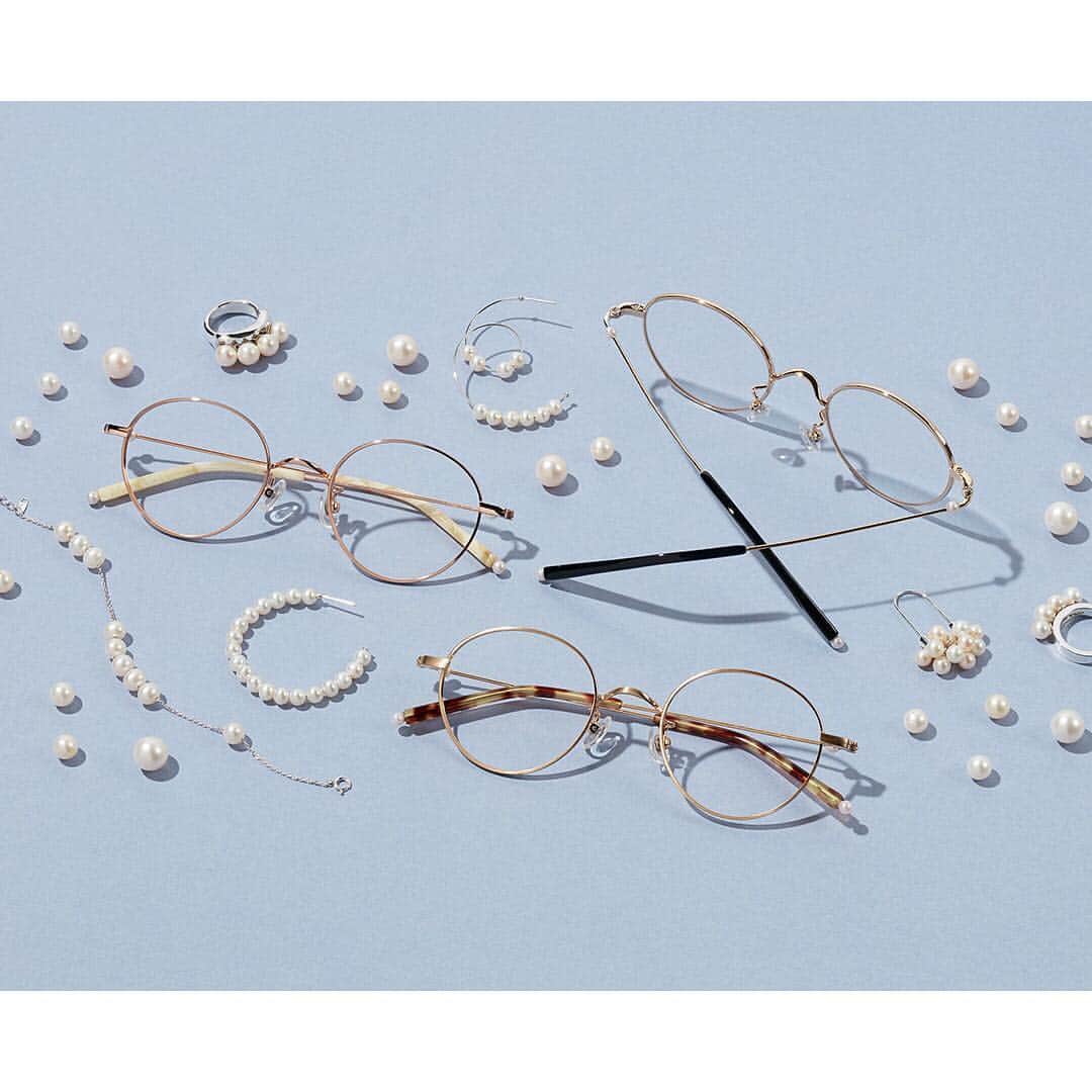 Zoff Officialのインスタグラム：「＼WEB先行予約受付中！／ ジュエリーブランド「e.m.(イーエム)」が展開する「LOVE BY e.m.」とのコラボレーションシリーズ＜LOVE BY e.m. Eyewear Collection＞💎✨✨ 写真のモデルは＜Planets of Pearl(パールの惑星)＞。 繊細なメタルフレームにパールをあしらい、シンプルですがメタルの魅力が引き立つデザイン。かけるとパールが際立ち、明るい表情に。 ： Planets of Pearl(パールの惑星) ZP62022 ¥12,000(+tax) ： 11/11(金)一部限定店舗での発売に先駆けて、Zoffオンラインストアでは先行予約をスタート！詳しくはプロフィールのリンクからどうぞ👀✨ #オンラインストアにて先行予約スタート #数量限定のためご予約はお早めに #詳しくはプロフィールのリンクからどうぞ #LOVEBYem #JustLikeJewelry #zoff #zoff_eyewear #ゾフ #eyewear #glasses #fashion #メガネ #眼鏡 #em #emgrp #jewelry #イーエム」