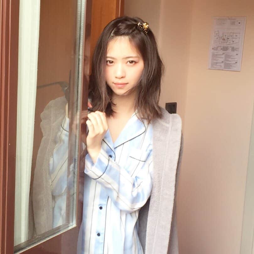 西野七瀬のインスタグラム：「ご本人も「ほぼ、おでこ出さないんで…」と恥ずかしそう。キュート！キュート！ #西野七瀬 #風を着替えて」
