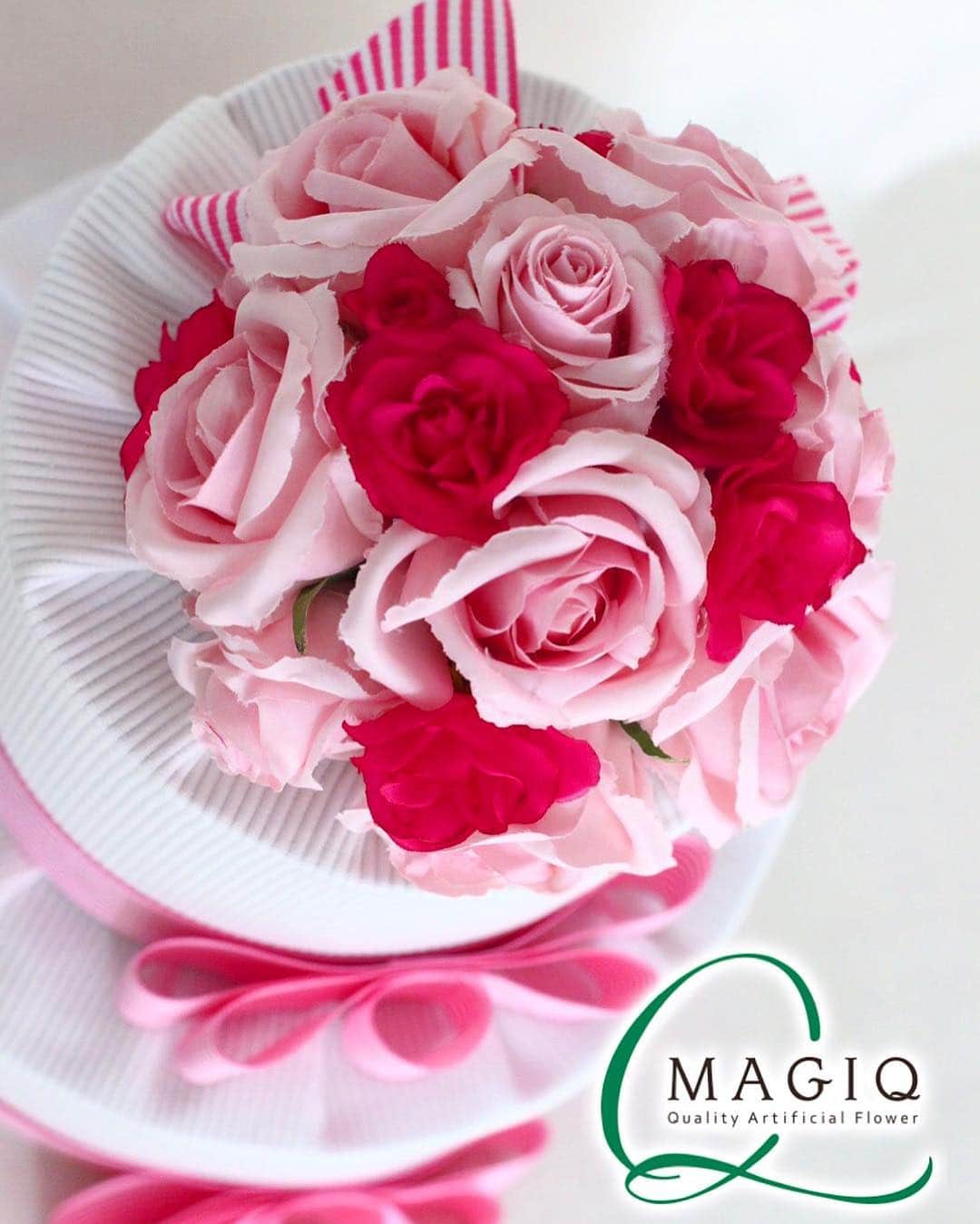 東京堂アーティフィシャルフラワーMAGIQのインスタグラム：「#MAGIQフレンドシップスクール 所属の#アーティシャルフラワー 専門教室#サアート は認定校#IVORY をはじめ数名の講師と生徒による#アレンジ 展示販売会を11/3〜5日まで開催します。人気の#ウェディングアイテム やこれからの季節にぴったりの#クリスマス アレンジなどたくさんご用意して、皆さまのご来場を心よりお待ちしています。詳細は#MAGIQ ブランドサイト内ブログ「#アーティフィ空間 」にて。 #アイボリー #良原晶子 #アーティフィシャル #シルクフラワー #造花 #花 #フラワー #ブライダル #花嫁diy #プレ花嫁 #手作り婚 #挙式 #ウェディング小物 #結婚式 #TOKYODO #東京堂 #インテリア #ウェディング  #花のある暮らし #花のある生活 #アイボリーフラワー」