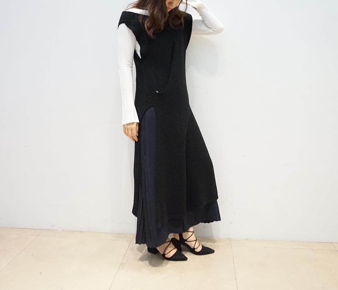 Languageのインスタグラム：「Layered Styling.  シンプルなコーディネートにオフショルにも出来るロングニットベストを合わせて、スリットから覗くプリーツでベストバランス。ブラック×ネイビーはなんだか新鮮です。  #Language #ランゲージ #Fashion #Styling #Coodinate #ribknit #knitvest #pleatspants #sideslit #instagood #instafashion #Languagepress」