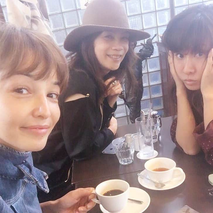 風間ゆみえのインスタグラム：「昨日はなんと💦歯を折ってしまい、歯科医院にて急遽手術(簡単な手術らしい)😱にて、本日、少々頬を腫らしております(左側) 笑いっぱなしのティータイム、でもね、笑うと痛いの。笑」