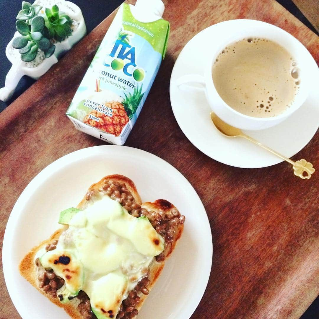 Vita Coco Japanさんのインスタグラム写真 - (Vita Coco JapanInstagram)「Check it !🌴💦🍞☕️👍 @ayumi._.shimizu  納豆トースト✨ 今日は美容によいアボカドも。 ミネラル豊富な ビタココは朝おきてすぐ身体が欲する 「どうやって心地よく過ごすか？」 「そのためにできる一歩は？」 #ゆっくりご飯を食べること #丁寧に暮らすこと #朝食 #コーヒー #幸せ時間 #日常のハピネス #ビタココ  #自分への質問 最近は、朝晩涼しいので風邪などひかないようにご自愛ください(*^^*)🍁 #vitacoco #coconutwater #health #healthy #fit #instafit #fitgirl #fitgirls #sport #sports #workout #fitfam #fitfamnl #morning  #fitness #doubletap  #Vitacocojapan」10月27日 17時02分 - vitacocojapan