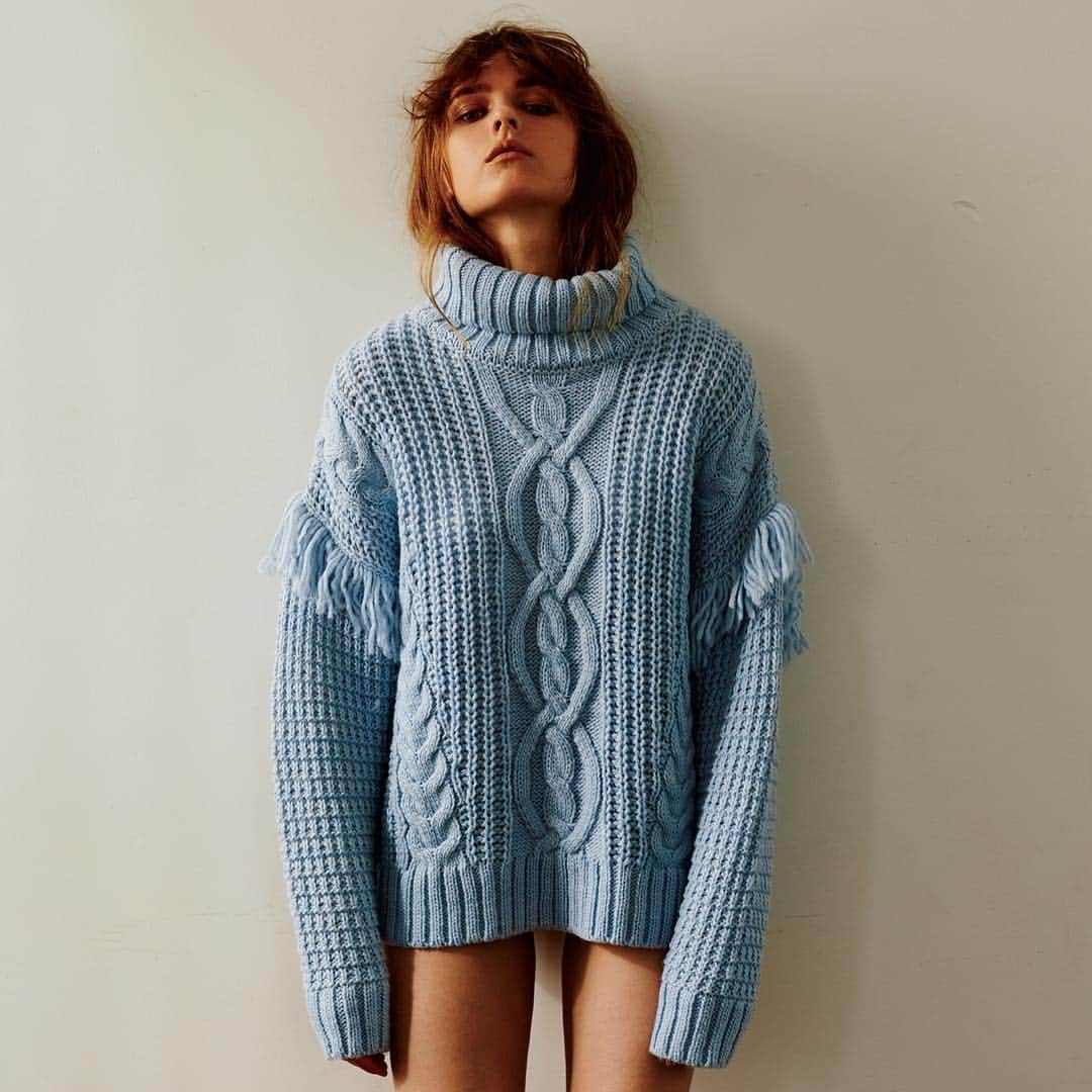 のインスタグラム：「MOUSSY KNIT COLLECTION __________________________________ FRINGE CABLE KNIT (0109AB70-5620) IVOY/C.GRY/PNK/YEL/L.BLU ¥8,980 +tax __________________________________ 11/2(WED)ON SALE MOUSSY  KNIT LOOKBOOKが10/29(SAT)から順次配布スタート。 ※配布開始日はお近くの店舗にお問い合わせくださいませ。 #MOUSSY #MOUSSYKNIT」