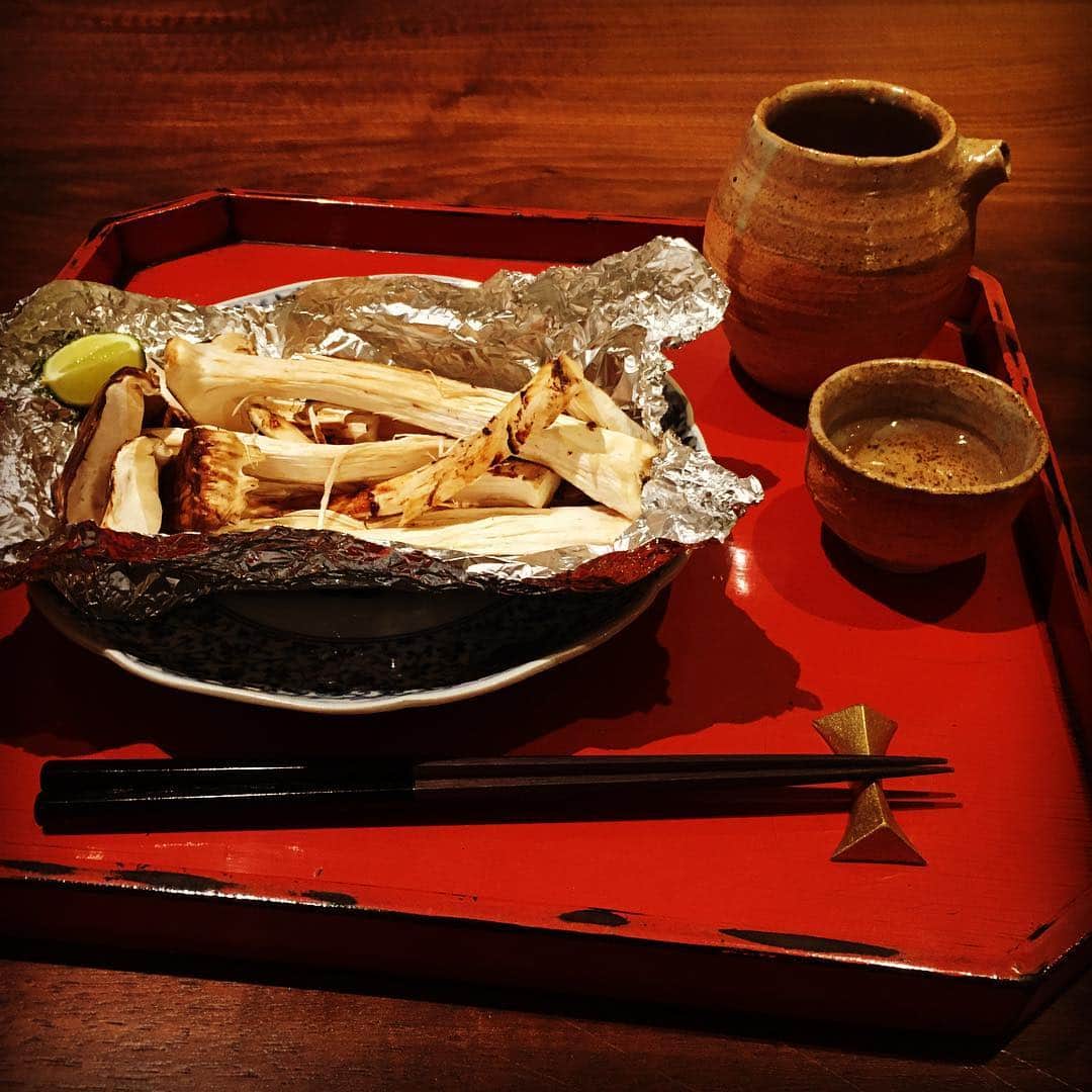 前澤友作さんのインスタグラム写真 - (前澤友作Instagram)「獺祭と塩ふってホイル焼き。シンプルイズベスト。村田森さんの酒器でいただきます。ホイルのままホクホクね！ #Matsutake #JapaneseSake #MurataShin #lefthand」10月27日 21時45分 - yusaku2020