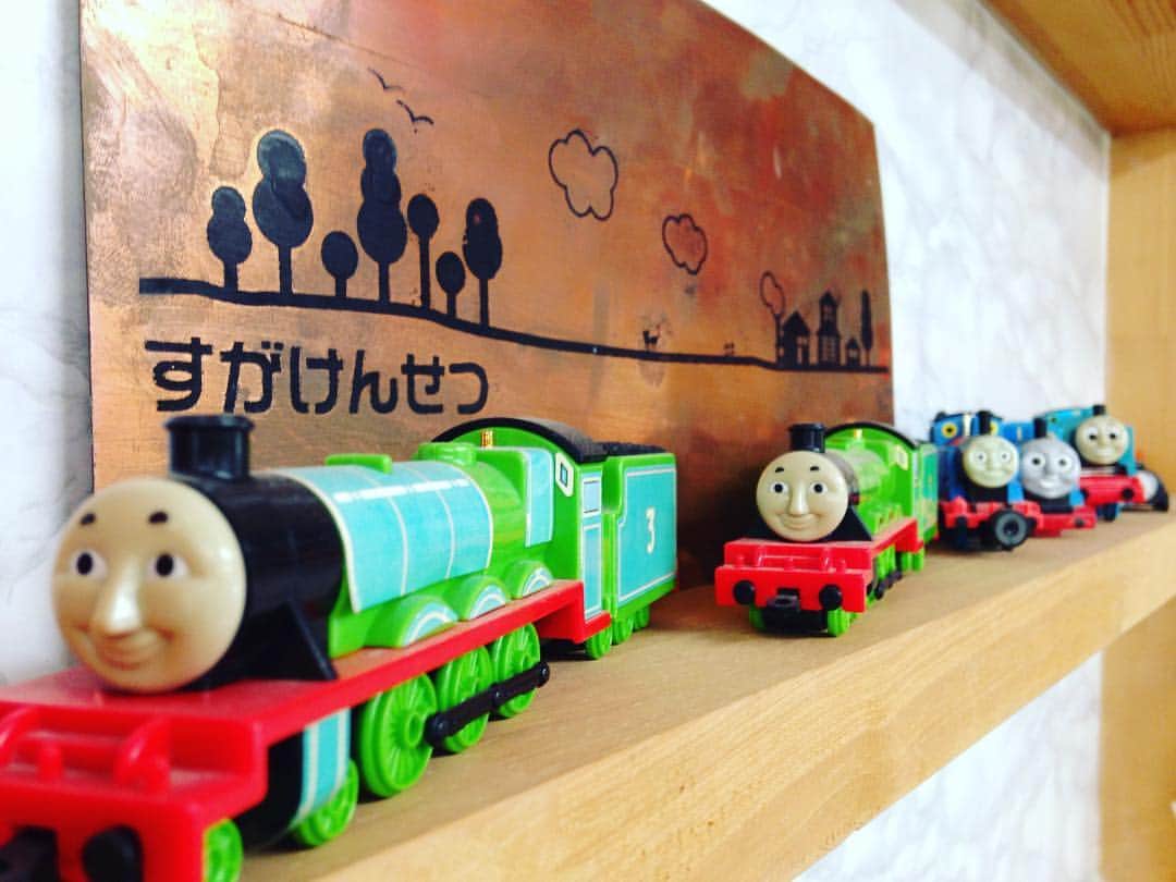 すがけんせつ(須賀建設株式会社）のインスタグラム：「すがコレクション😊 『きかんしゃトーマス』 先頭３号車‥名前が思い出せない‥(･･;) 後続3台は１号トーマス！ #すがけんせつ #リフォーム #リノベーション #diy #庭 #住まい #reform #renovation #水廻りリフォーム #リフォーム会社 #家 #お困りごと #きかんしゃトーマス」