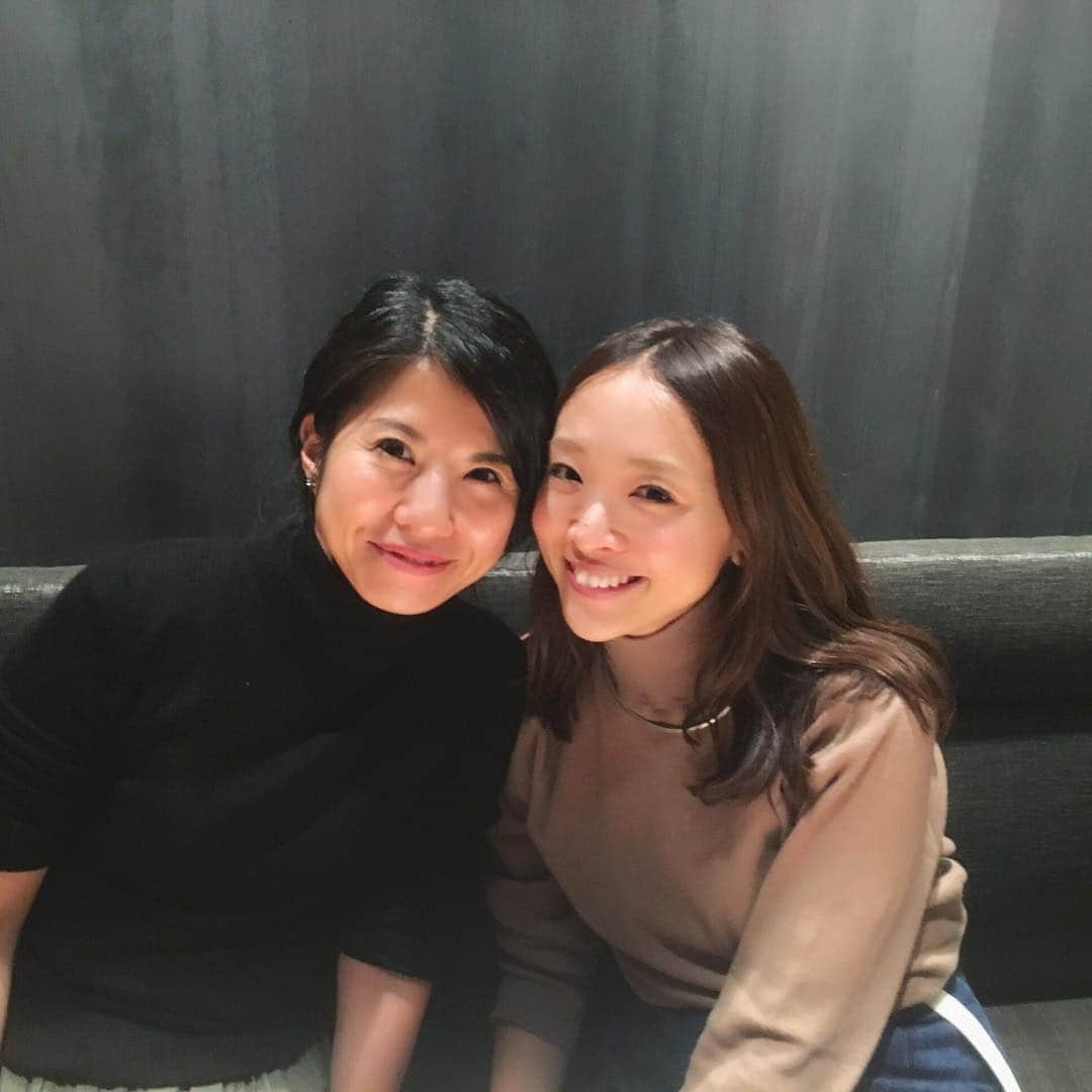 野尻美穂のインスタグラム：「ちょーちょー久しぶりにちーちゃんとごはん🦀🦀🦀 ちーちゃんと私は同じタイミングでプレスになって年齢も違うけど沢山話が出来る大切なお友達。 あー美味しかったし楽しかった😋 今週もお疲れ様ー‼︎ #中目黒 #和えに #カニ #オマールエビ #いくら #最高 #ちーちゃんまたね #野尻のおでこの広さと眉毛が薄いのはご愛嬌💀 #ちーちゃんはヒアルロン酸と高濃度のビタミンCと高濃度のプラセンタを付けてコエンザイムQ10のクリームで肌に張りをアップしてるそうです #メモ」