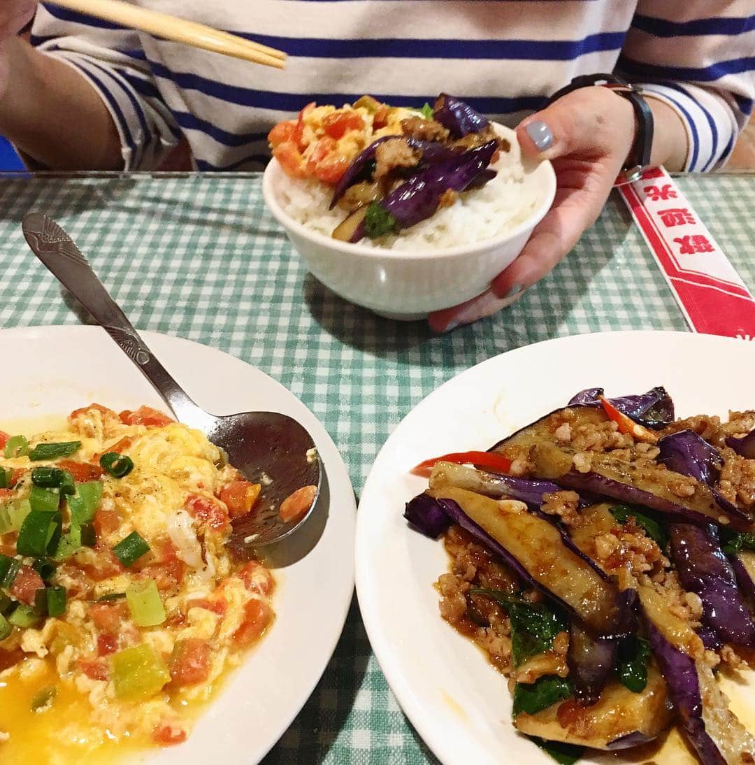 小堀紀代美さんのインスタグラム写真 - (小堀紀代美Instagram)「昨日のランチ。友人 料理家 内田真美さんの  @muccida おすすめのお店。 丁寧な味でやっぱりおいしい！もう一度食べたかったトマトと玉子炒め、茄子の炒め物にはホーリーバジルにフェンネルの香り。また行けてよかったな。 #cobo旅  #cobo旅Taiwan」10月28日 15時32分 - likelikekitchen