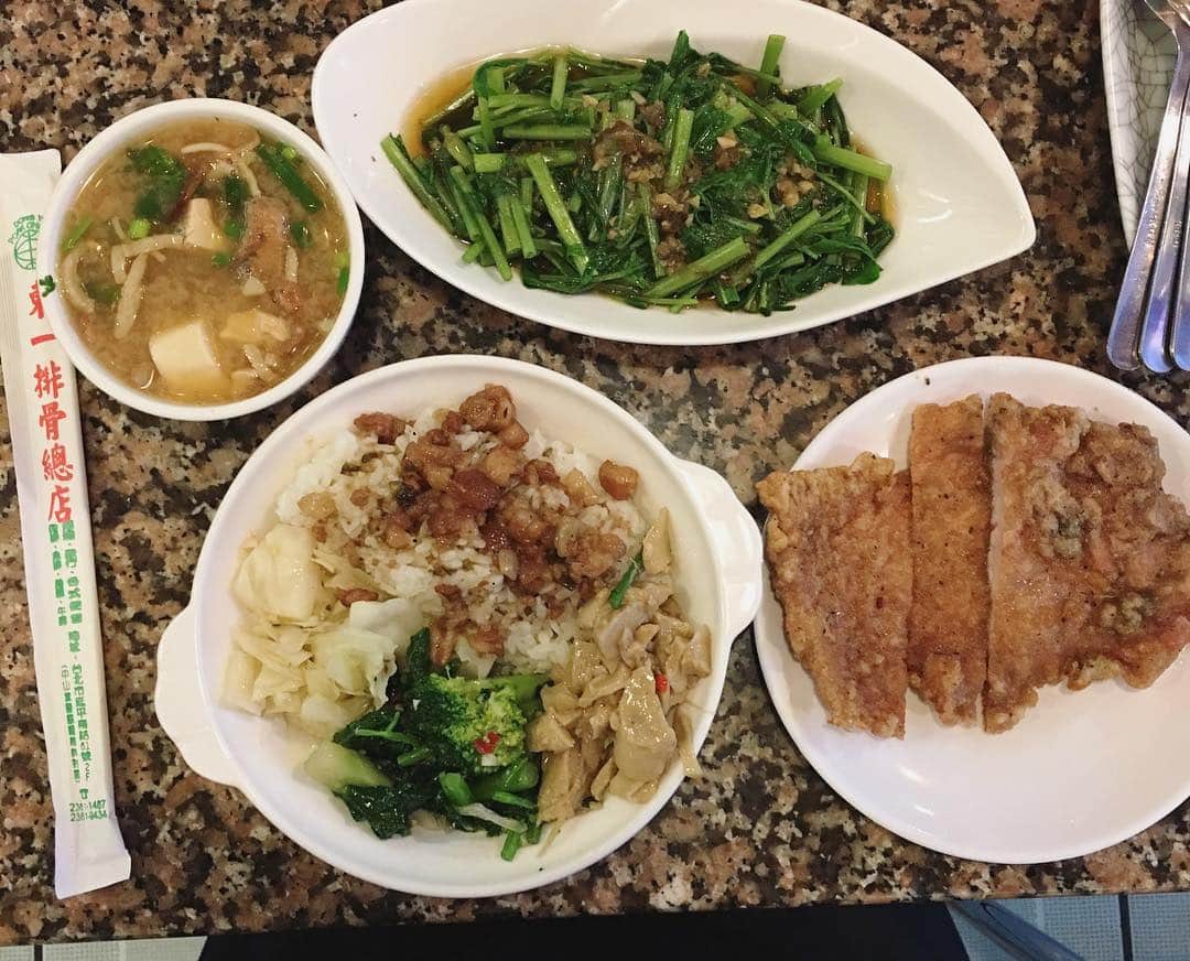 小堀紀代美さんのインスタグラム写真 - (小堀紀代美Instagram)「夜は台湾風とんかつ？紙カツ？の排骨飯のセットに青菜炒め。ガッツリ！ほんのり八角とかスパイスの風味でおいしい。 スープはお味噌。メニューにカレーもあった！大飯店的なキラキラした食堂でショーとか始まっちゃいそうな雰囲気でした✨ #cobo旅  #cobo旅Taiwan」10月28日 15時42分 - likelikekitchen