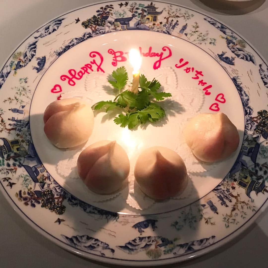 泉里香さんのインスタグラム写真 - (泉里香Instagram)「🍑🍑おしりいっぱい🍑🍑笑 中国でおめでたいときは、桃饅なんだって😋？？？ #China#sweets#birthday」10月28日 16時41分 - rika_izumi_