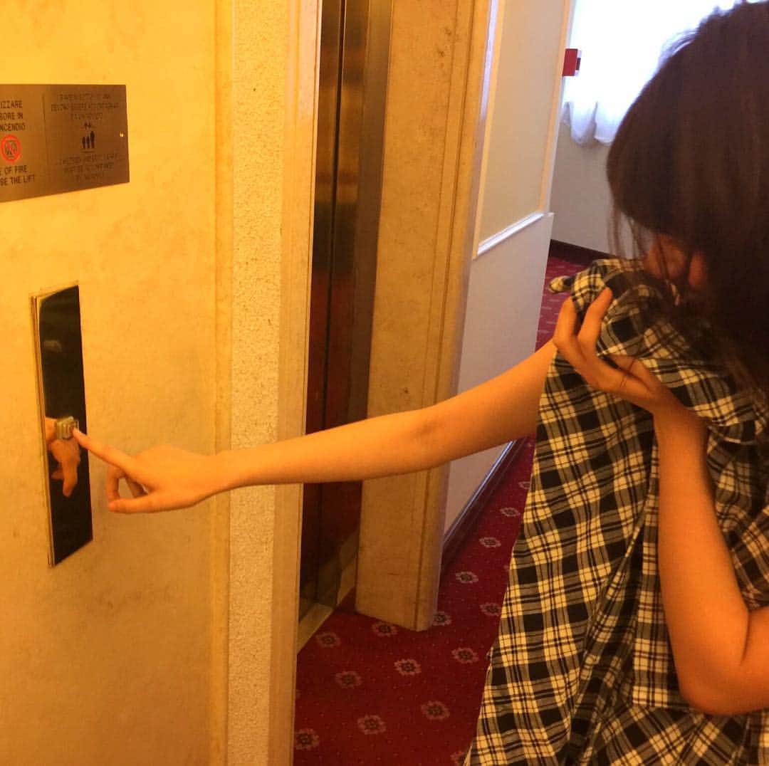 西野七瀬のインスタグラム：「ツボに入ったのか、ボタンを見ながら大笑いの西野さん。「なにこれ！撮っておいて下さい！この小ささ、忘れたくない！」 #西野七瀬 #風を着替えて」