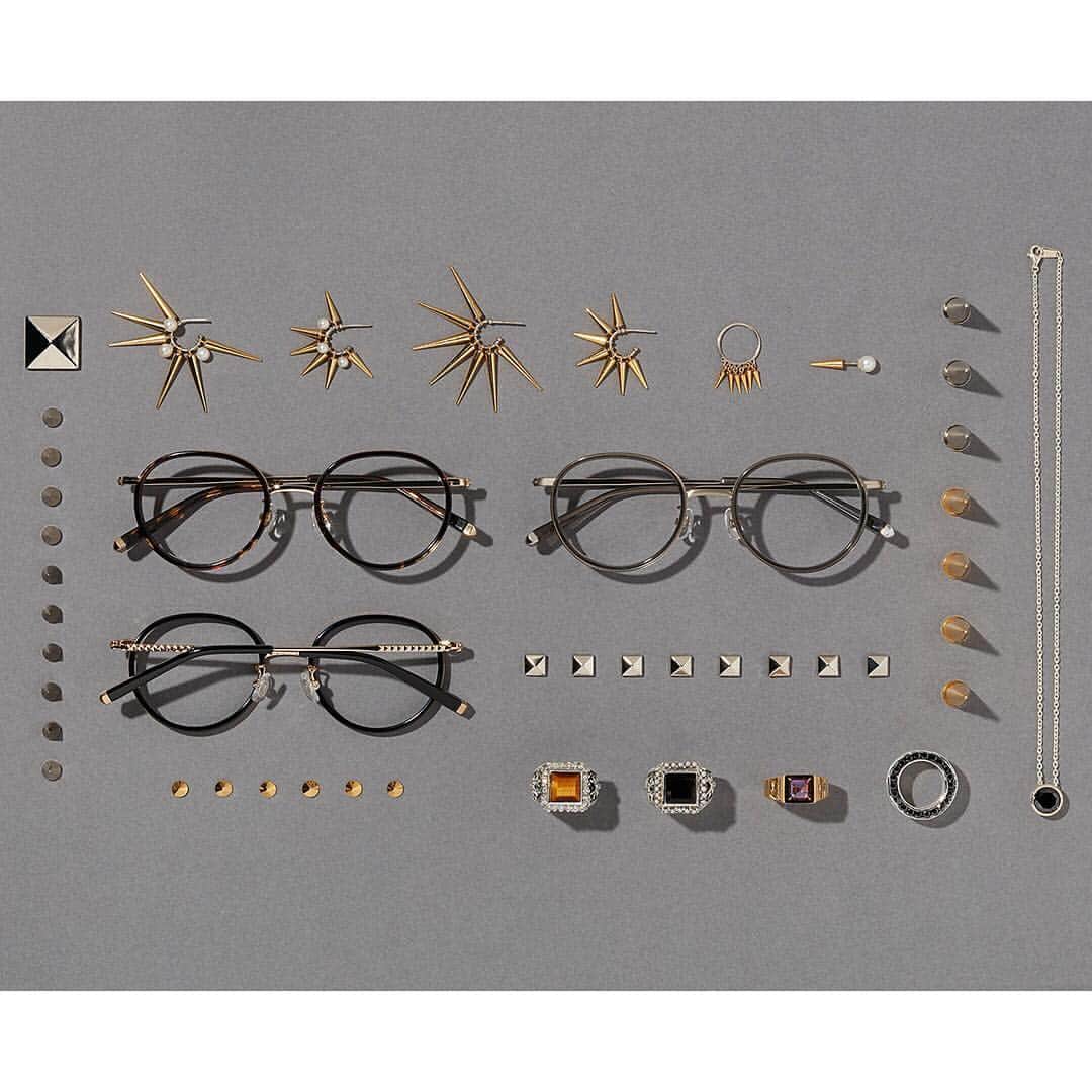 Zoff Officialのインスタグラム：「ジュエリーブランド「e.m.(イーエム)」が展開する「LOVE BY e.m.」とのコラボレーションシリーズ＜LOVE BY e.m. Eyewear Collection＞💍💎✨ 写真のモデルは＜Pyramids of Onyx(オニキスのピラミッド)＞。 ブリッジの内側、テンプルにスタッズを施したデザイン。男女問わず着けることができ、カラーによってイメージが変わります。 ： Pyramids of Onyx(オニキスのピラミッド) ZP61003 ¥12,000(+tax) ： 11/11(金)一部限定店舗での発売に先駆けて、Zoffオンラインストアでは先行予約をスタート！オンラインストア内に特設コンテンツを用意していますので是非チェックしてみてください👀✨詳しくは「Zoff em」で検索 or プロフィールのリンクからどうぞ😃✨ #オンラインストアにて先行予約スタート #ご予約と取扱店舗はオンラインストアにてご案内 #詳しくはプロフィールのリンクからどうぞ #LOVEBYem #JustLikeJewelry #zoff #zoff_eyewear #ゾフ #eyewear #glasses #fashion #メガネ #眼鏡 #em #emgrp #jewelry #イーエム」