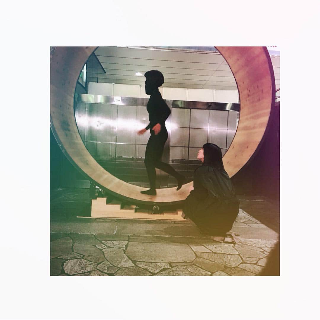 吉岡里帆さんのインスタグラム写真 - (吉岡里帆Instagram)「12時まで走り続ける女の子。 一緒に走らせてくれました。 ありがとう”  #六本木アートナイト」10月29日 0時35分 - riho_yoshioka