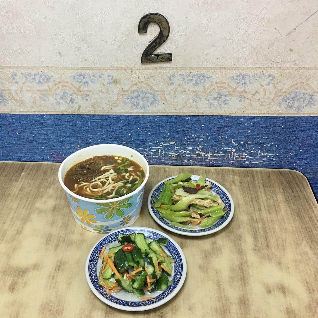小堀紀代美さんのインスタグラム写真 - (小堀紀代美Instagram)「夜ごはんは、行きたかった麺やさんが行ったら開店前、、、さまよい、通化街夜市まで歩き、トマト牛肉湯麺と小さなお菜。このスパイスの感じ好きかも。 #cobo旅  #cobo旅Taiwan」10月29日 5時55分 - likelikekitchen