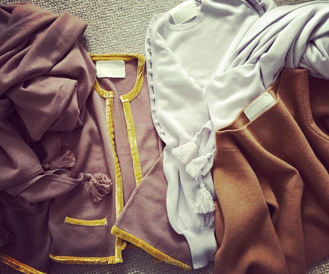 風間ゆみえのインスタグラム：「MYLANのオーダー届いた😆✨ 何だかトップスとストールの色そろえたみたいになってる…シックなマイランカラーも、絶妙で本当にきれいな色。 さて、どっちを着て行こうかな〜♡」