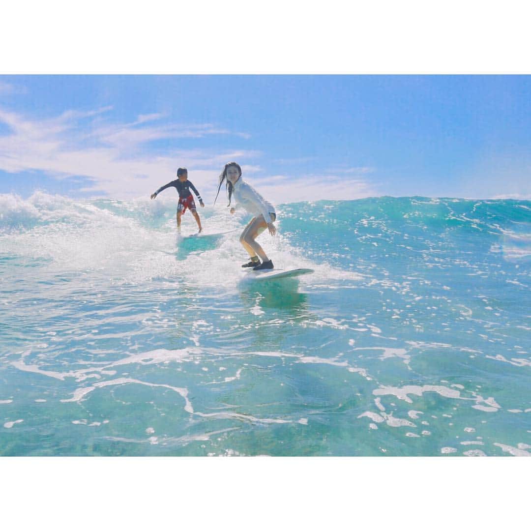 深田恭子のインスタグラム：「お休みの日に久々にサーフィンしました🏄🏻‍♀️🌴 同じ波に師匠のお子様aquaも乗っていた✨この日の波....気持ち良かったなぁ...😆❣️ #SurferGirlAcademy #MitoKasuya #Reflection #11月2日発売」
