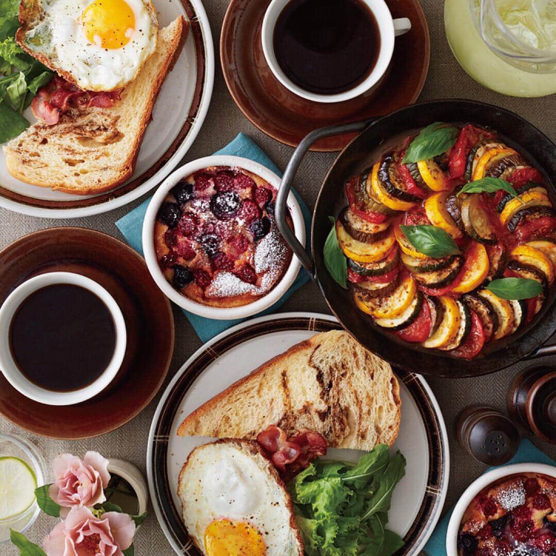小堀紀代美さんのインスタグラム写真 - (小堀紀代美Instagram)「朝食で、1日をデザインしよう。@panasonic_cooking  #朝食クリエイター  キャンペーンのお仕事をしました。 『休日のゆったりブランチ』 #ホームベーカリー  の機能を活かして、ビターなコーヒー風味でほんのり甘めのツートンブリオッシュ。目玉焼きとベーコンの塩気がよく合います。お好みでメイプルシロップをかけても。  温度設定ができるトースターオーブンがあればラタトゥイユもクラフティもできます。クラフティは焼いて冷やして（熱々でもおいしい！）ラタトゥイユは冷めて味がなじんでおいしく（もちろん出来立ても！）作り置きしてもよいレシピにしました。 コーヒーはすっきり味のスペシャリティコーヒーを合わせて、時にゆったり過ごす休日のブランチにぜひ！  webでレシピを公開しています。よかったらご覧ください。 #パナソニッククッキング」10月29日 13時02分 - likelikekitchen