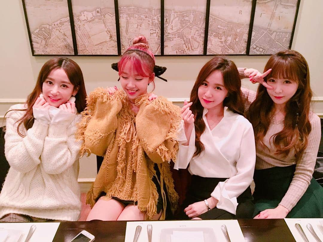 CRAYON POPのインスタグラム：「제주도에서 못한 #브이앱 지금 시작합니다 🤗🤗 두 번 실패는없다!! #크레용팝 도전! #두둠칫 마지막 공개방송까지 많이 사랑해 주셔서 감사합니다❤️ #crayonpop #VLIVE #chromeentertainment」