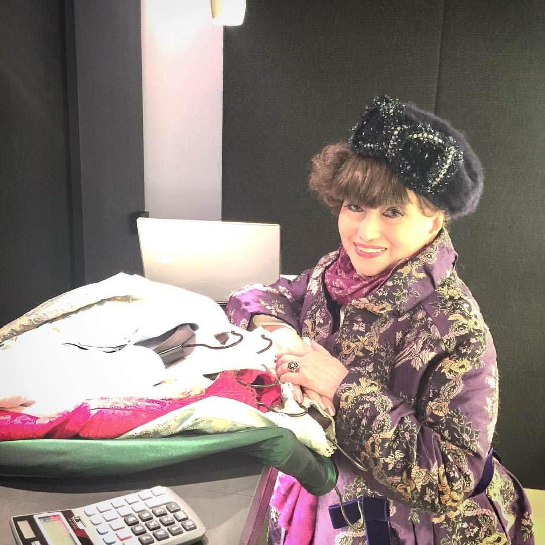 黒柳徹子さんのインスタグラム写真 - (黒柳徹子Instagram)「買っちゃいました。💕即決！お洋服を買う時はほとんど試着しないの。長年の勘で見極める！でも、最近は、見た目大きめのにする。  #黒柳徹子#トットちゃん#kuroyanagi#tetsuko#kuroyanagitetsuko#tetsukokuroyanagi#tottochan」10月29日 18時51分 - tetsukokuroyanagi