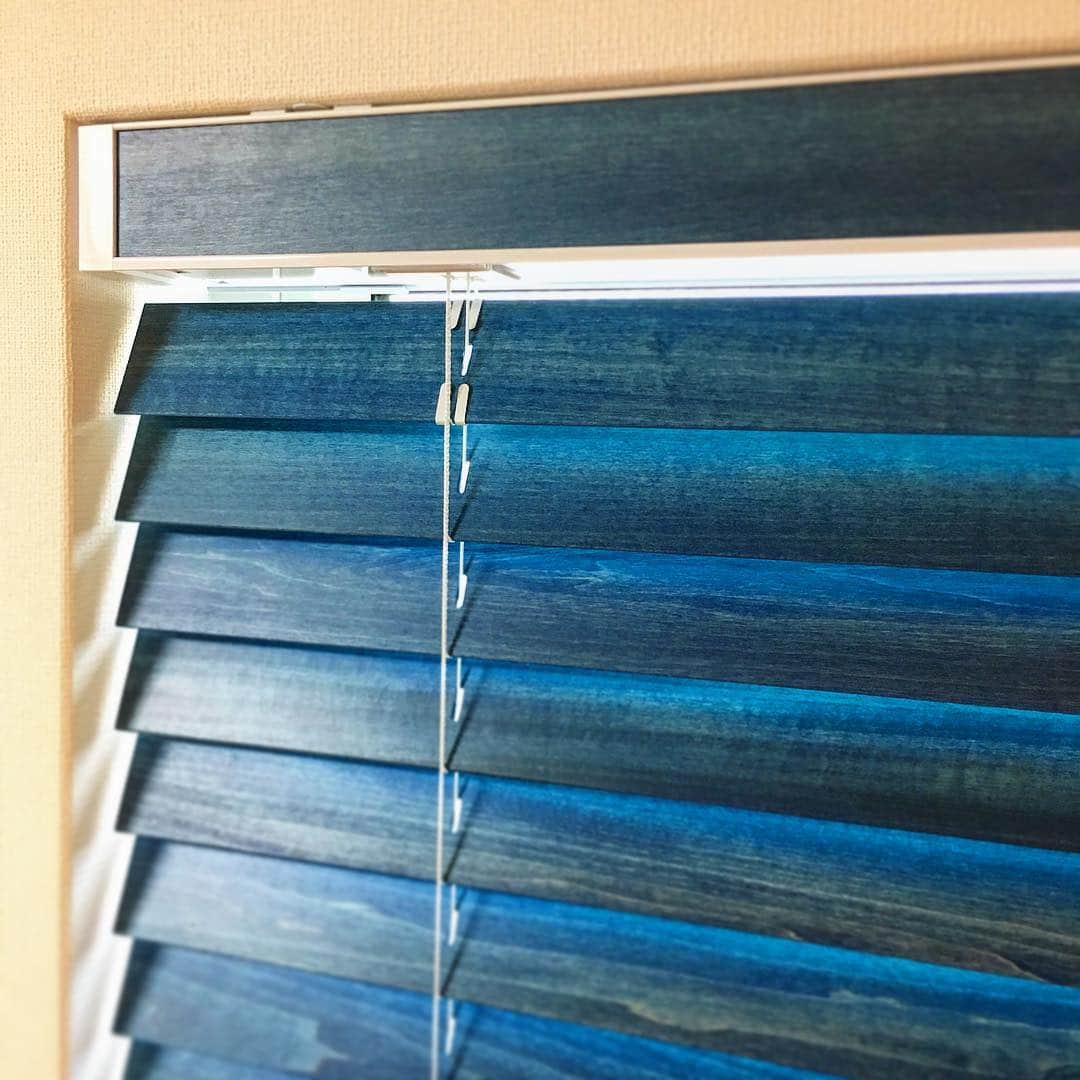 インテリアショップ メルサさんのインスタグラム写真 - (インテリアショップ メルサInstagram)「ウッドブラインド。 カラーリングで印象がかなり変わる。 インディゴカラーってなんとなく癒されます。  #ウッドブラインド #インディゴ #インテリア #窓 #ブルー #インディゴブルー #ナニック #nanik #interior #windowcoverings」10月29日 20時48分 - merusa_interior