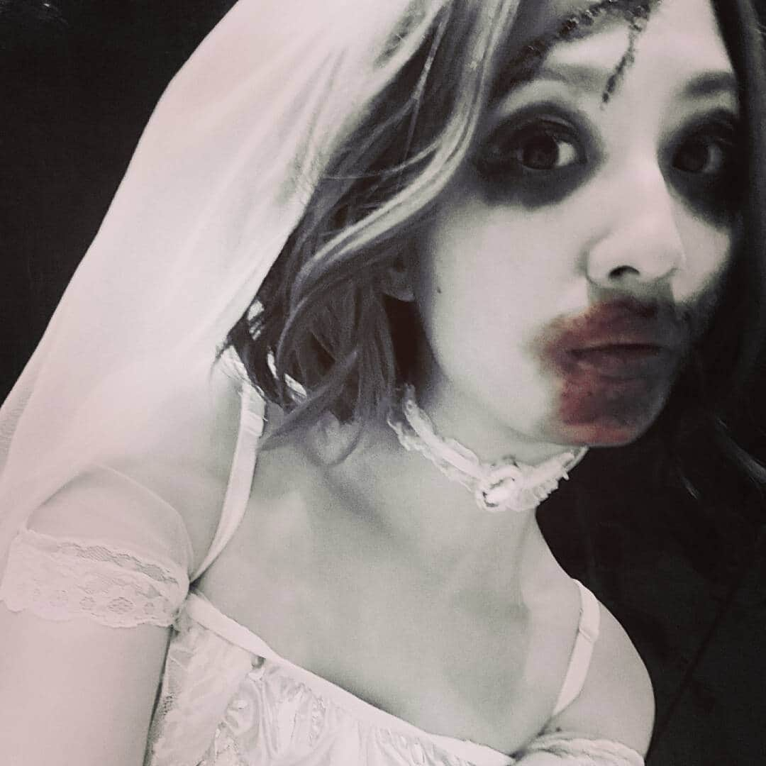 水樹りさのインスタグラム：「👻👻👻閲覧注意👻👻👻 #halloweencostume #花嫁ゾンビ」