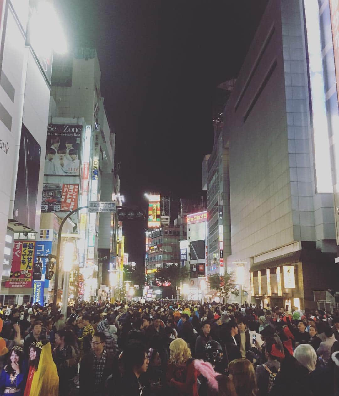 SHU-YAさんのインスタグラム写真 - (SHU-YAInstagram)「🎃去年よりはまだ少ないかな #ハロウィン #halloween #tokyo #shibuya  #そのうち #カオス」10月29日 22時46分 - shuya_mizuno