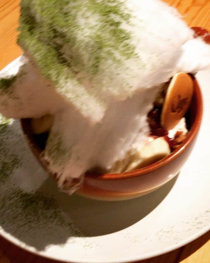 DJ みぃのインスタグラム：「魔法のパンケーキ✨綿菓子の上から溶かしたバターをそそぐと〜。。🙄 #vege #名古屋限定 #抹茶小倉 #パンケーキの生地もしっとりふわふわ #取材こみで #また行こう」