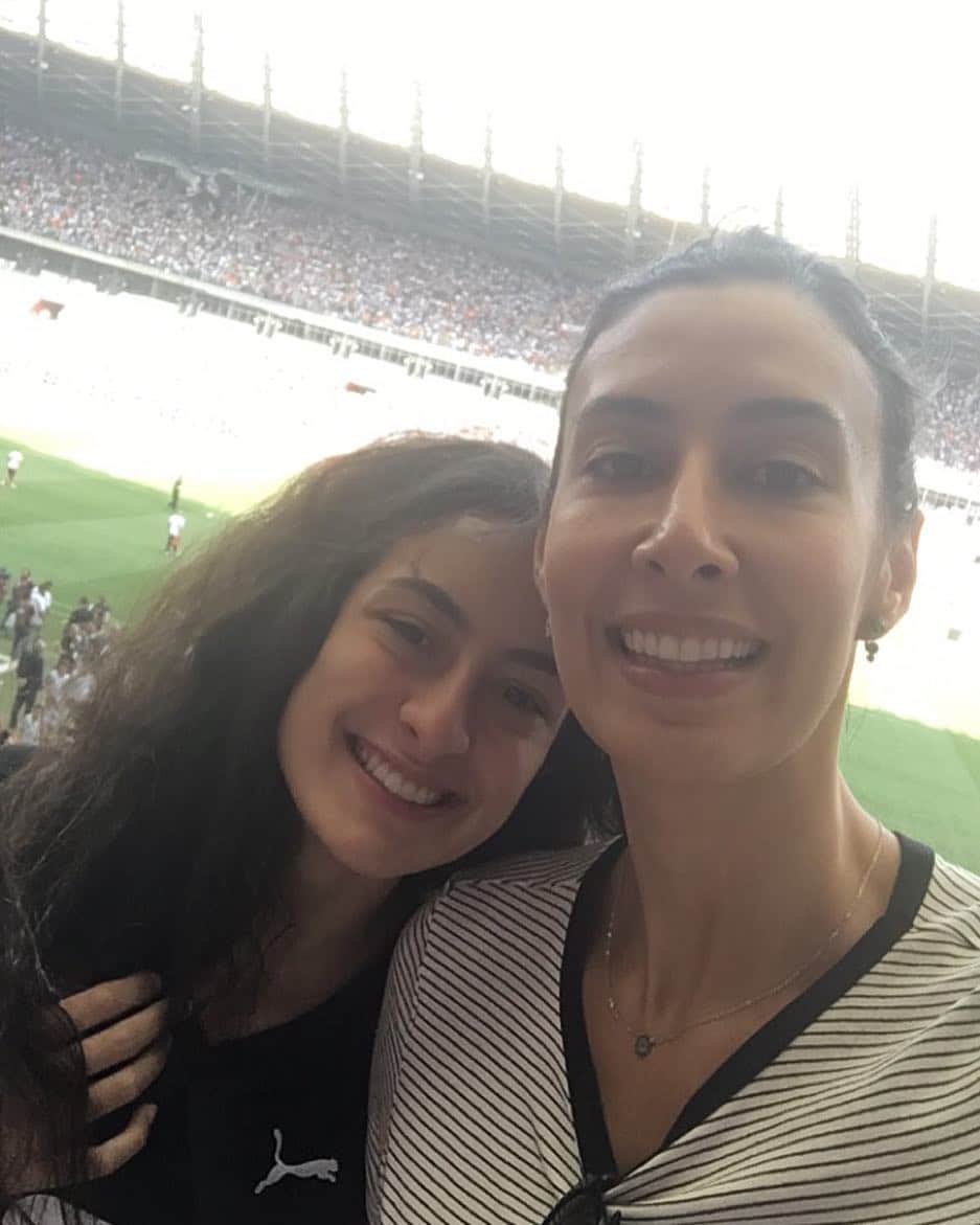シェイラ・カストロのインスタグラム：「Estou de volta!!! #VaiComRaçaGalo #MeuJogo #Galo」