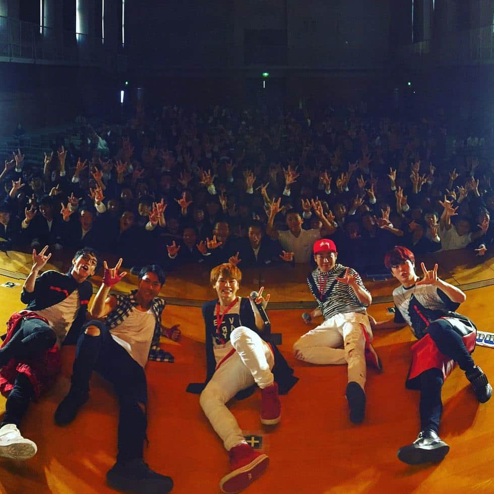 西田隆人のインスタグラム：「昨日は大阪で学校ライブ!! 手話・ダンス・曲に少しでも興味を持ってもらえていたら嬉しいな!! #天満中学校 #HANDSIGN」