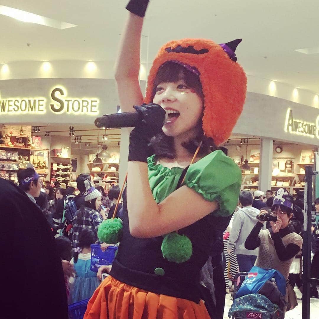 能登有沙のインスタグラム：「はっぴーはろうぃぃぃいいいん！って言いまくった #パンプキン #越谷レイクタウン  #ハロウィン」