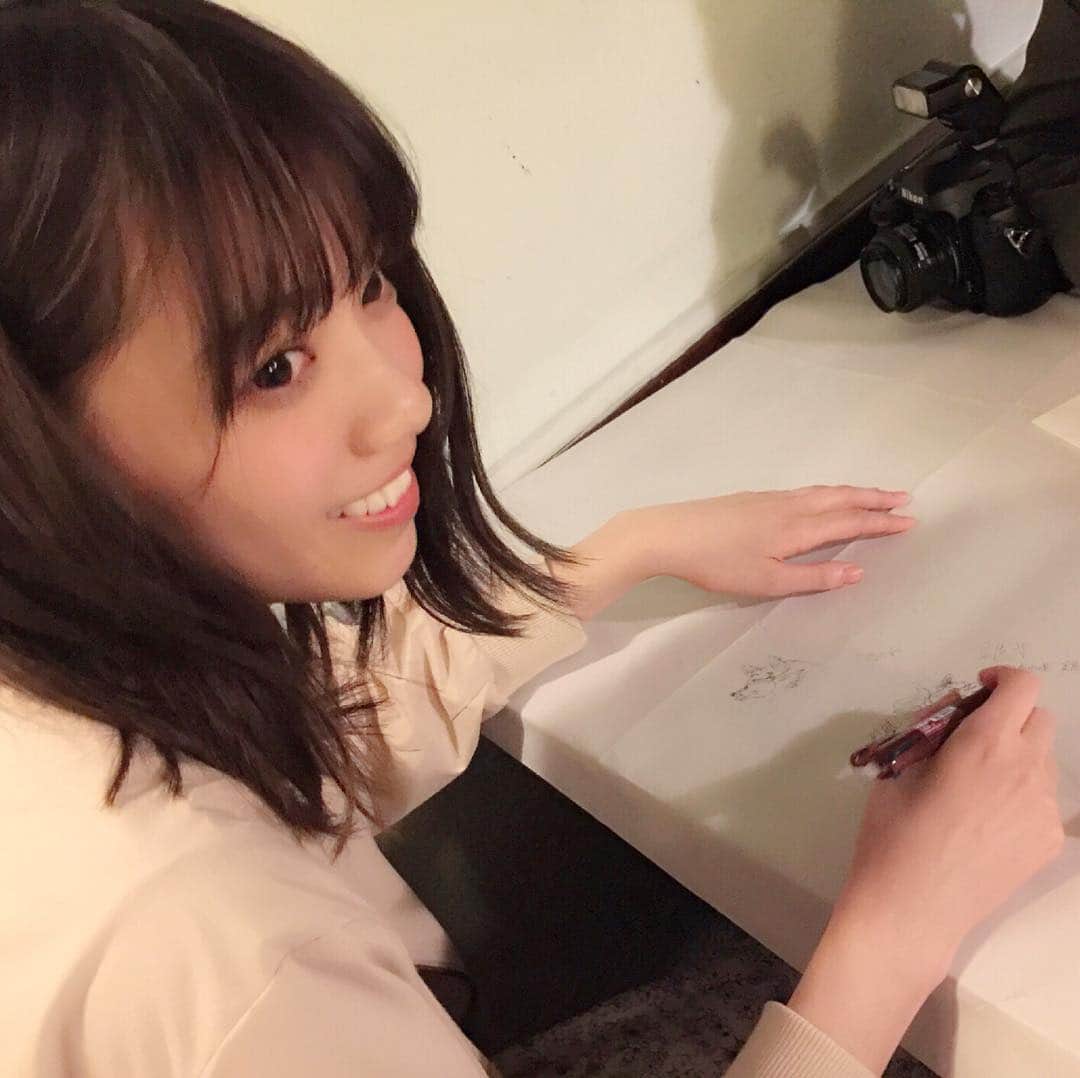 西野七瀬のインスタグラム：「すべての撮影終了後、観光客はあまり行かないという、夜のピザ屋に行きました。 テーブルクロスかわりのテーブルペーパーに、イラストを書き出した西野さん。 #西野七瀬 #風を着替えて」
