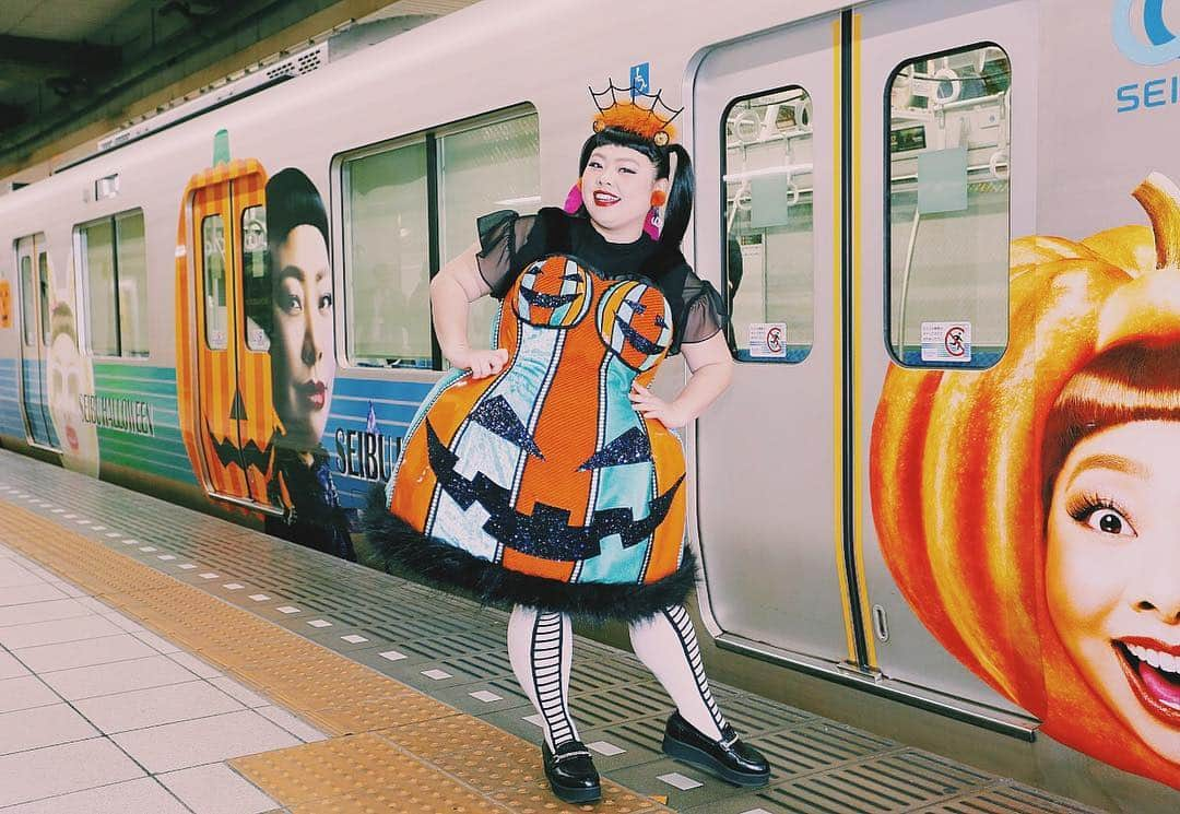 渡辺直美さんのインスタグラム写真 - (渡辺直美Instagram)「Naomi train🎃🕸🎃🕸🚃 #西武鉄道 #seibutetsudo  #10月31日までだよ #是非乗ってね #練馬駅に私の顔のオブジェあるよ #激怖だよ #子供泣くよ #タイツの線路は手書きだよ #衣装さんが張り切って #股間にコウモリ2匹書いたよ #誰にも見せれない位置だよ #タイツで伸びて実寸サイズのコウモリ現れたよ #happyhalloween #モデルプレスさんの写真お借りしました #いつもいい写真ありがとうございます」10月30日 17時04分 - watanabenaomi703