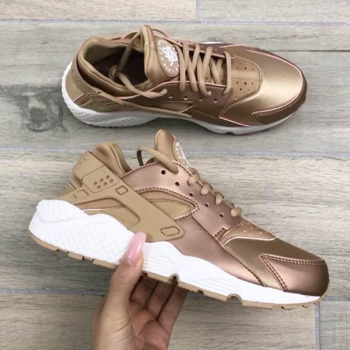 Carli Bybelのインスタグラム：「rose gold #huarache sneakers📀」