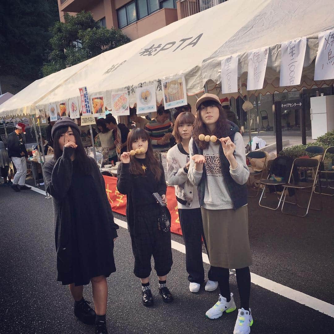 蒼山幸子さんのインスタグラム写真 - (蒼山幸子Instagram)「また来たいな広島。じっくり聞いてくれてありがとー。 みんなで校内の出店見て回ったりお化け屋敷行ったりしました。 なんとなく所在なさげな顔してますけど真剣に小籠包味わってるところです。 #広島経済大学 #ねごと」10月30日 21時43分 - sachiko_aoyama