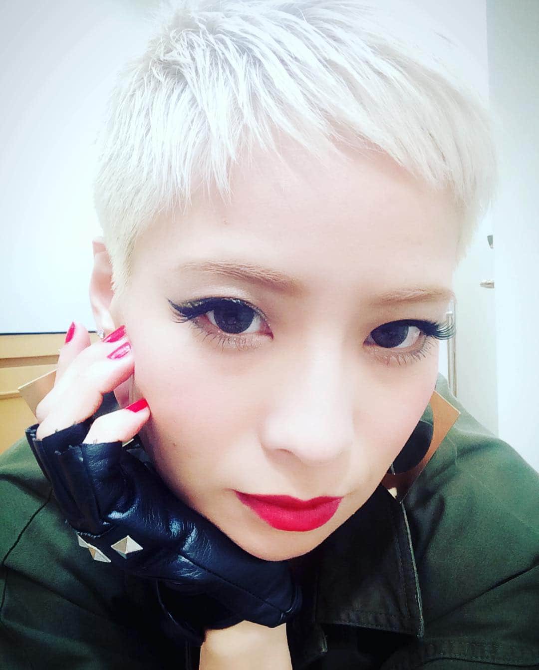 真崎ゆかのインスタグラム：「松戸ハロウィンフェスティバル、松戸駅周辺、仮装したキッズいっぱいいて可愛かったー！  屋上メチャメチャ寒かったけど、雨降らなかったからよかったー！！ (でも途中ちょっと降ったのかな？) 来てくれた皆さん、風邪ひかないようにねー！ いつもありがとう😊  あとあと、初めて聞いてくれた方が「もっと愛したかった」がすごく好きでした」と声をかけてくれて、すごくすごく嬉しかったー！  #はろうぃん #松戸ハロウィンフェスティバル #伊勢丹松戸店 #結構寒かった #腹出しの衣装は間違いだった」