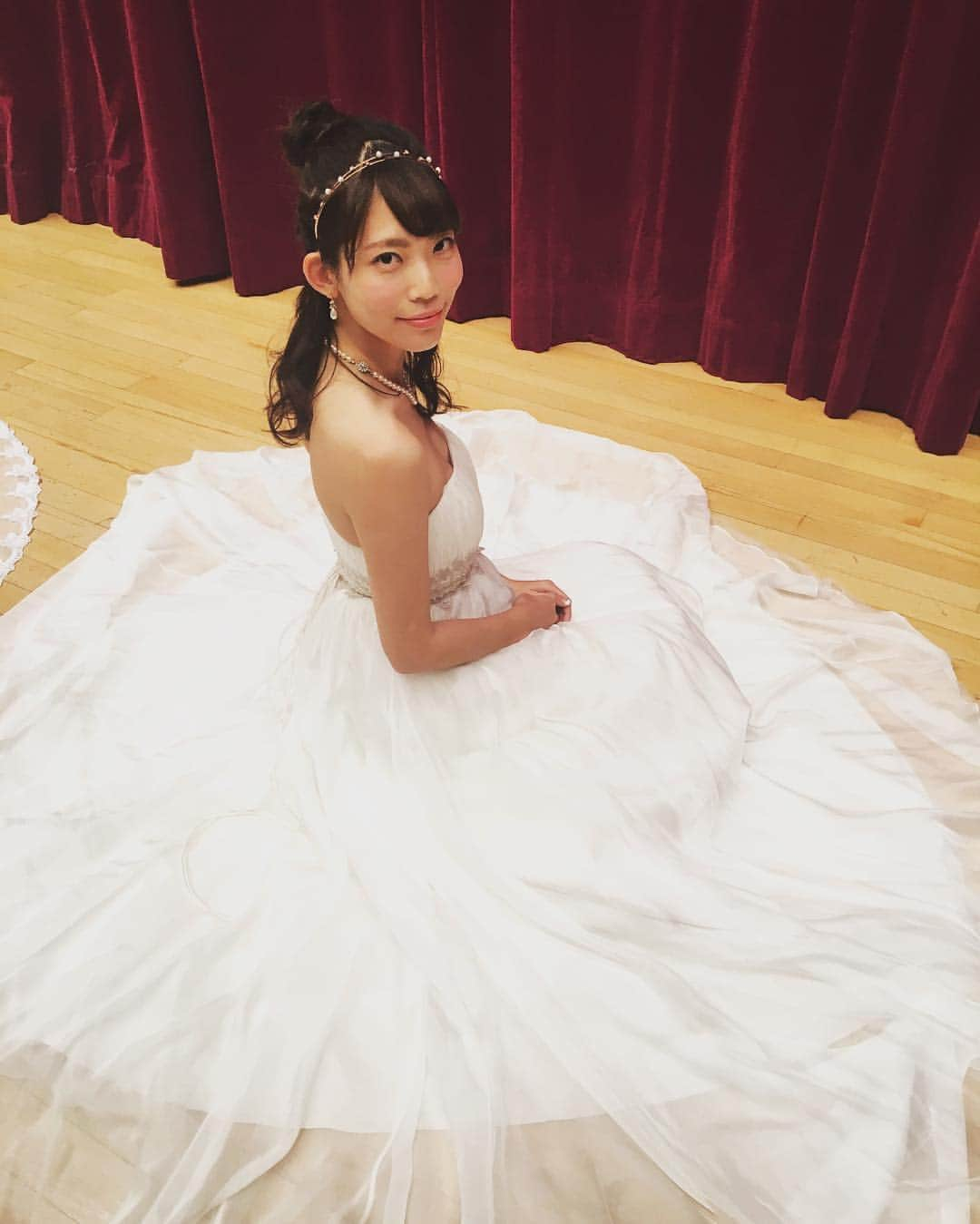 大津暁奈さんのインスタグラム写真 - (大津暁奈Instagram)「ベストドレッサー賞と大島椿賞を頂きました！ 皆様からの温かい応援本当にありがとうございました😭✨ #ミス清泉#2016#ベストドレッサー賞#ウェディングドレス#大島椿賞#大島椿」10月31日 0時11分 - msc2016_ao4