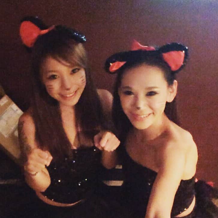 朝水柚菜のインスタグラム：「2016 Halloween 👻❤️ #ハロウィン #コスプレ #cats #twins」