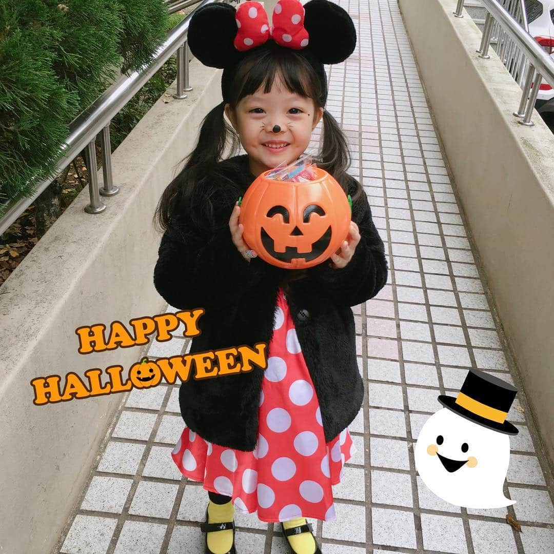 ジェウンさんのインスタグラム写真 - (ジェウンInstagram)「🎃 Happy Halloween👻 * * 재은이는 오늘 어린이집에서 할로윈파티해요🎉 마녀옷 입자니깐 미니옷이좋대서 미니코스프레하고 친구들 줄 사탕들고 신나게 등원 모두들 해피할로윈 되세요👻 . . #잰 #재은#여섯살#할로윈파티#할로윈#미니코스프레#halloween#trickortreat#🎃」10月31日 10時49分 - jaen_mom