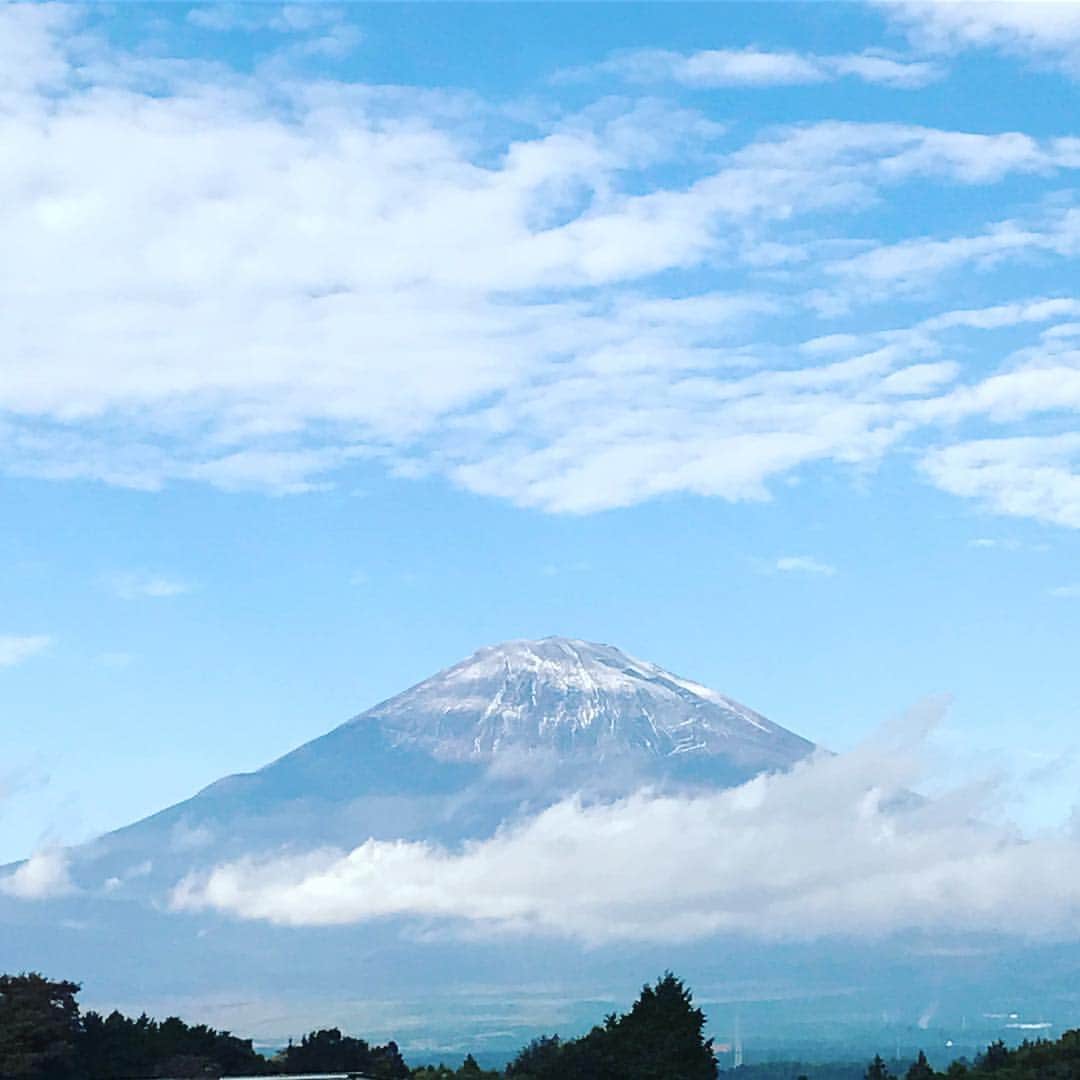 相武紗季のインスタグラム：「今日はロケ→スタジオ🎥早朝ロケは辛いけど富士山見れたからラッキー😆✨✨」